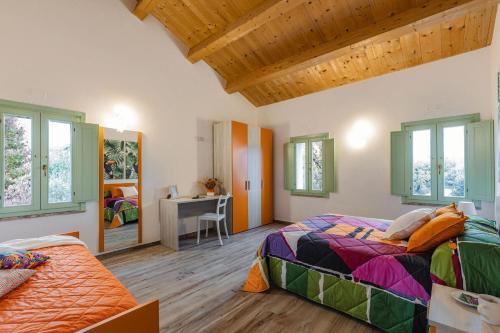 een slaapkamer met 2 bedden en een bureau bij Italian Experience-Zena Suite in San Paolo di Iesi