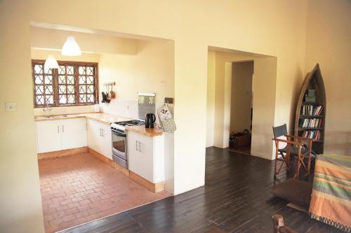 Køkken eller tekøkken på Tea-farm cottage by Aberdare forest river - 2348