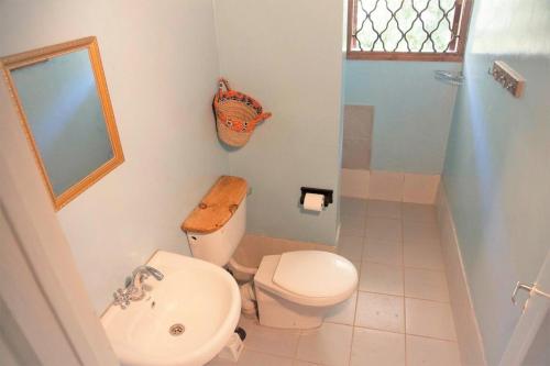 Et badeværelse på Tea-farm cottage by Aberdare forest river - 2348