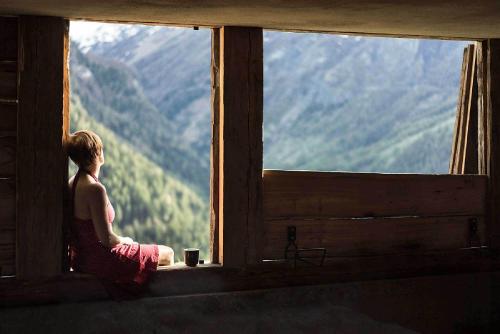 Phong cảnh thiên nhiên gần nhà gỗ