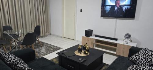 Televisor o centre d'entreteniment de Hungwe Apartment