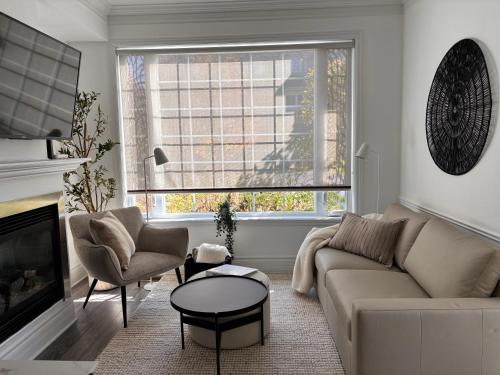 ein Wohnzimmer mit Sofa und Kamin in der Unterkunft MC'S nB in Saint-Sauveur-des-Monts