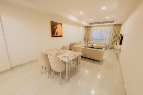 un salon avec une table et un canapé dans l'établissement إطلالة الشاطئ, à Dammam
