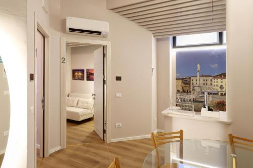 un salon avec un canapé et une fenêtre dans l'établissement Residence Concordia, à Gorizia