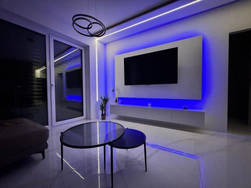 Μια τηλεόραση ή/και κέντρο ψυχαγωγίας στο Luxury Castle View Apartment Trenčín