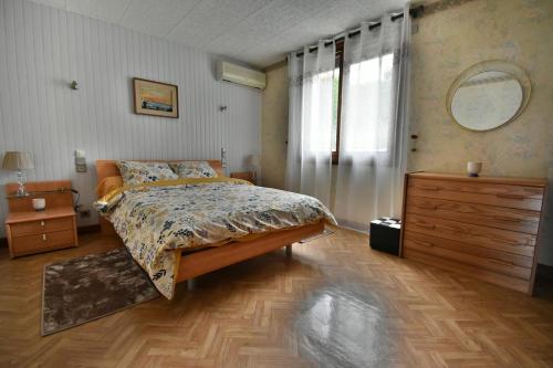 En eller flere senge i et værelse på Appartement avec jolie vue et jardin privatif