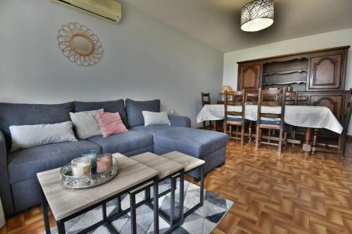 Et opholdsområde på Appartement avec jolie vue et jardin privatif