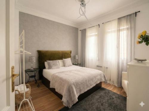 a bedroom with a bed with a white bedspread at Céntrico Apartamento con parking in A Coruña