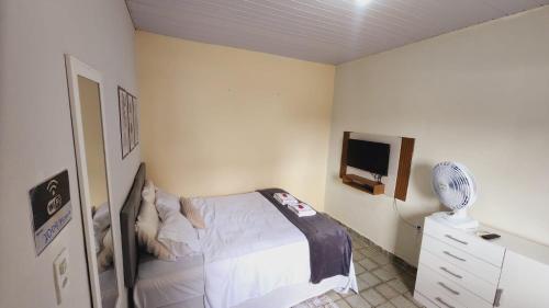 En eller flere senge i et værelse på Sao Luis Praia Studio