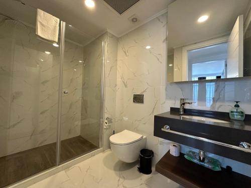 Ένα μπάνιο στο Grand Sapphire Luxury Residences 1 By MyGuest Cyprus