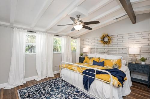 En eller flere senge i et værelse på Fun pool home, 2 miles to Siesta