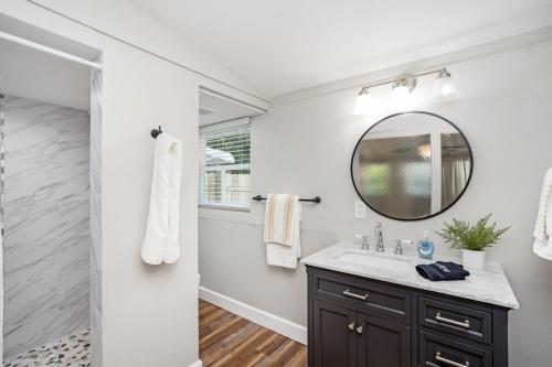 Et badeværelse på Fun pool home, 2 miles to Siesta