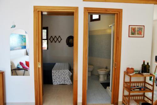 a room with a bathroom with a bed and a toilet at Casa Simon tra mare e natura in Sperlonga