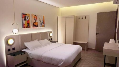 Ein Bett oder Betten in einem Zimmer der Unterkunft منوة المساكن