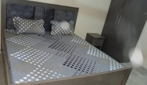 En eller flere senge i et værelse på Exception Furnished 3 bedroom apartment