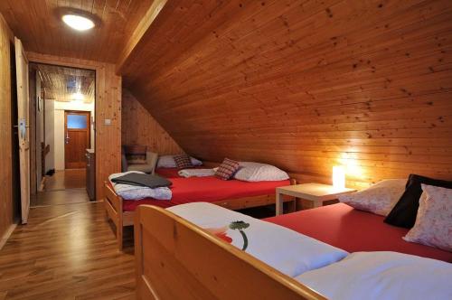 Postel nebo postele na pokoji v ubytování Sauna Chata BedRich