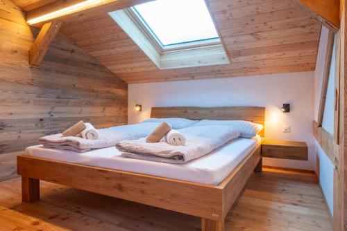 Cama en habitación con tragaluz en Stadel Alpenstern mit Wellnessbereich, en Blitzingen