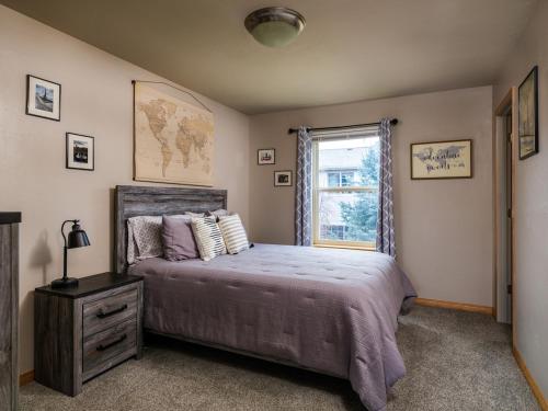 Giường trong phòng chung tại VISTA 406 Modern Mountain Condo