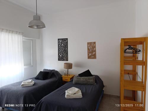 オラバリアにあるDepartamento céntrico planta bajaのベッド2台とはしご付きの部屋