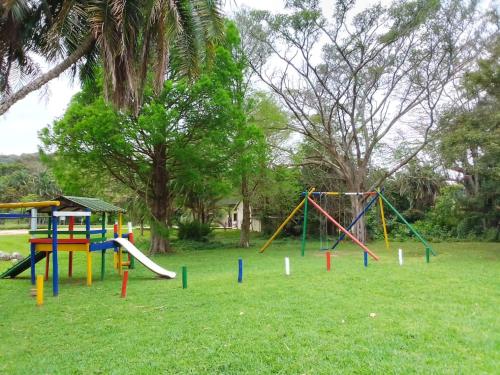 een park met een heleboel speeltoestellen in het gras bij 115 Eden wilds in Port Edward