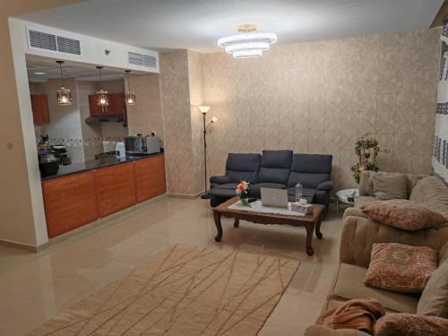 un soggiorno con un divano e un tavolo di Ajman Corniche Residence ad Ajman