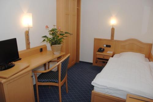 Cama o camas de una habitación en Hotel Zur Eich
