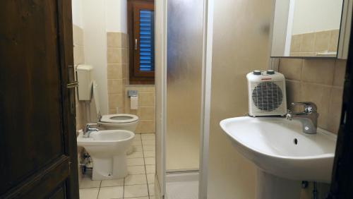 een badkamer met toilet en wastafel bij Casa Vacanza Bettega in Pianosinatico
