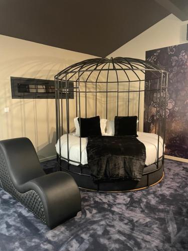 ein Schlafzimmer mit einem Bett und einem Stuhl darin in der Unterkunft Domaine Coul'eau in Eaunes