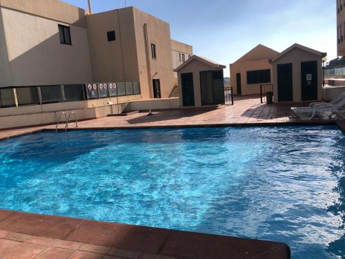 una grande piscina blu di fronte a un edificio di Pópulo Mar a Ponta Delgada