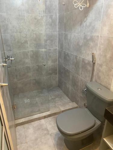 une salle de bains avec toilettes et douche en verre dans l'établissement Libertad, à Clorinda