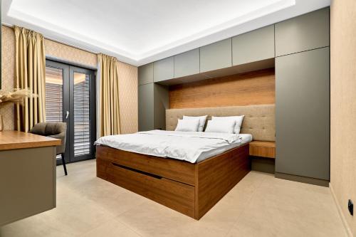 ein Schlafzimmer mit einem großen Bett in einem Zimmer in der Unterkunft LUXURY SUITE Boží Dar in Boží Dar