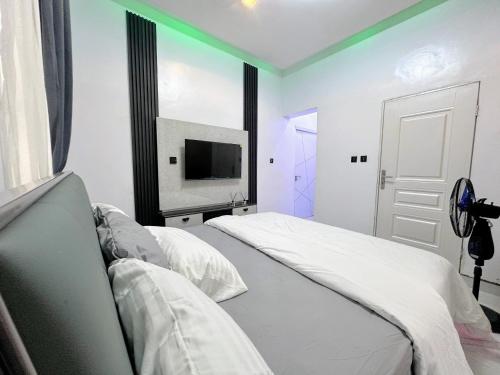 Postel nebo postele na pokoji v ubytování Aquamarine home