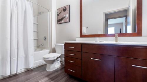 Et badeværelse på Landing Apartments - Raleigh