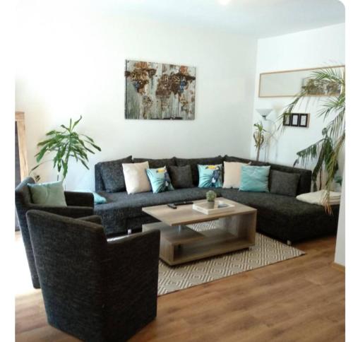 ein Wohnzimmer mit einer Couch und einem Couchtisch in der Unterkunft Heviz Holiday House in Hévíz