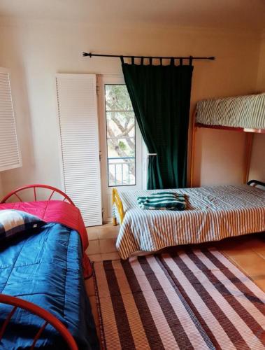 a bedroom with two beds and a window at Casa Praia Verde V3 in Castro Marim