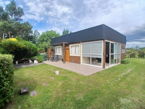 ein kleines Haus mit einem großen Garten in der Unterkunft TerraNostra in Mar de Cobo