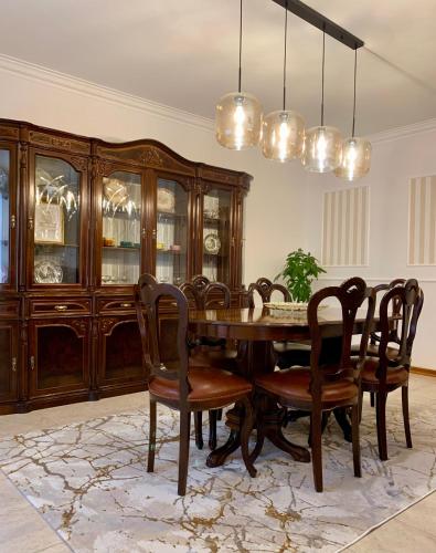 a dining room with a wooden table and chairs at Casa Vista para a Serra
