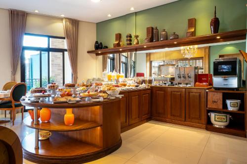 um bufê em um restaurante com uma mesa cheia de comida em Pousada Luis XV em Campos de Jordão