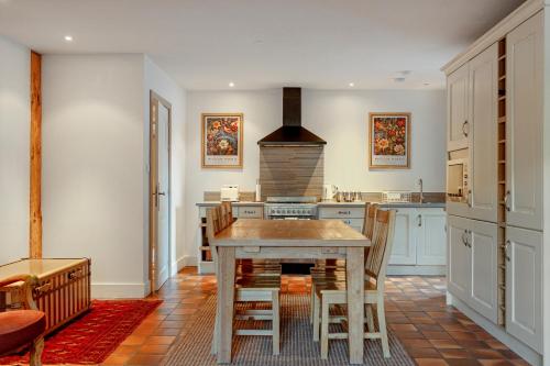 Η κουζίνα ή μικρή κουζίνα στο Alpine Chalet with Mountain Views