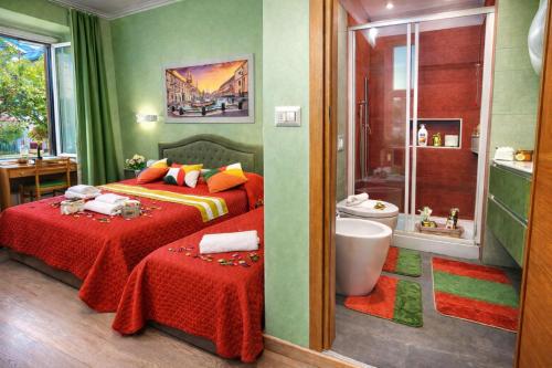 een slaapkamer met 2 bedden en een badkamer bij A Casa Simpatia Roma in Rome