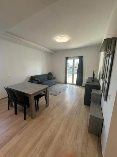 una sala de estar con una mesa y un sofá en Appartamenti Cataleya, en Cuccurano