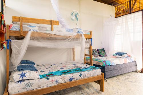 a bedroom with two bunk beds in a room at Cabaña Alojamiento Valhalla in Rincón