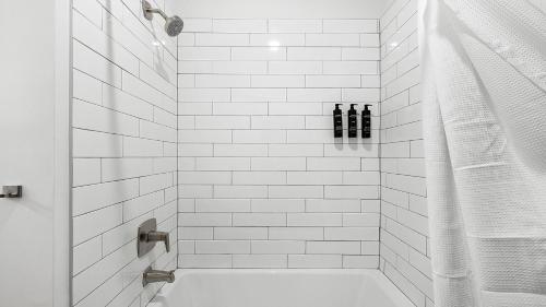 Ένα μπάνιο στο Landing Apartments - Bessemer