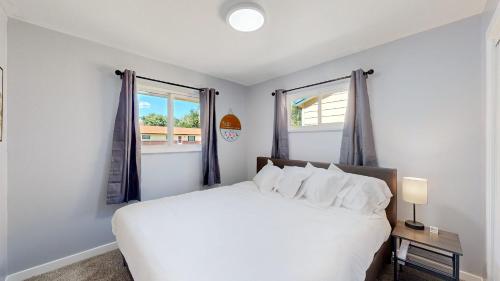 Postel nebo postele na pokoji v ubytování Family Home in Arvada with king beds and bunkbed