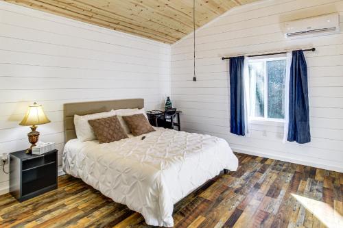 Ένα ή περισσότερα κρεβάτια σε δωμάτιο στο 1 Mi to Dtwn Enterprise Pet-Friendly Home with Yard