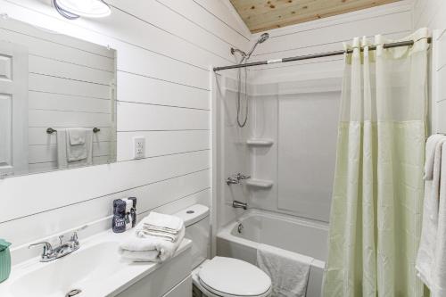 Ένα μπάνιο στο 1 Mi to Dtwn Enterprise Pet-Friendly Home with Yard