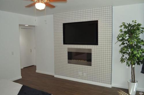 TV/trung tâm giải trí tại 2BD Ground Floor Condo in Gated Gardens Pool&Spa