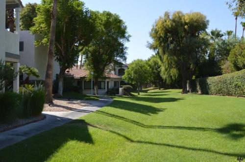 Vườn quanh 2BD Ground Floor Condo in Gated Gardens Pool&Spa