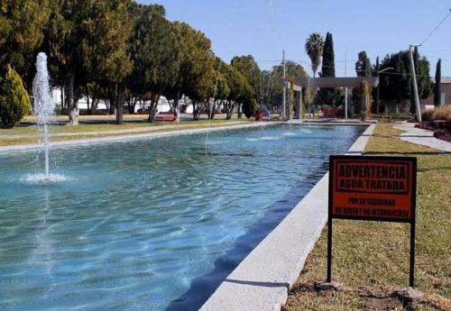 Der Swimmingpool an oder in der Nähe von Torreón Jardin apartment near IMSS clinics 16 and 71
