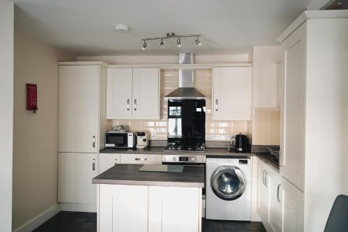 Kuchyň nebo kuchyňský kout v ubytování Newcastle Seafront Apartment with Wifi and Parking